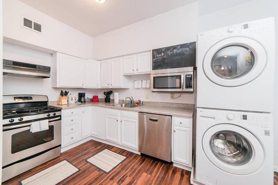 Coffee/tea facilities, Kitchen or kitchenette, dishwasher, oven, pet friendly, stove, toaster, washing machine, dryer