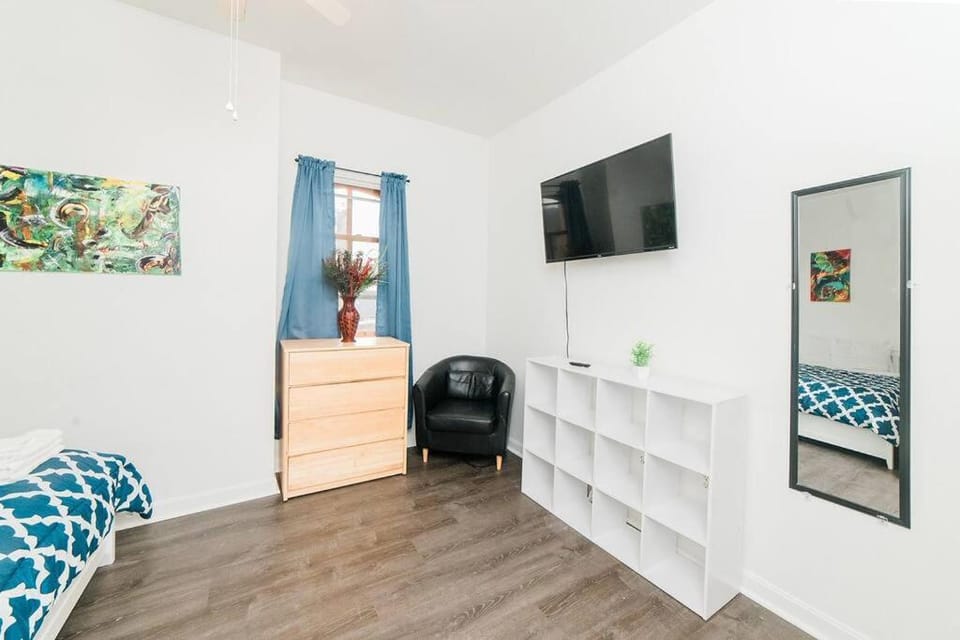 Bed, TV and multimedia, Bedroom