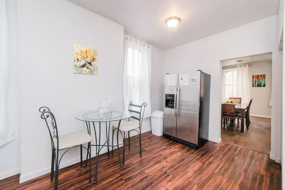 Kitchen or kitchenette, Dining area, oven