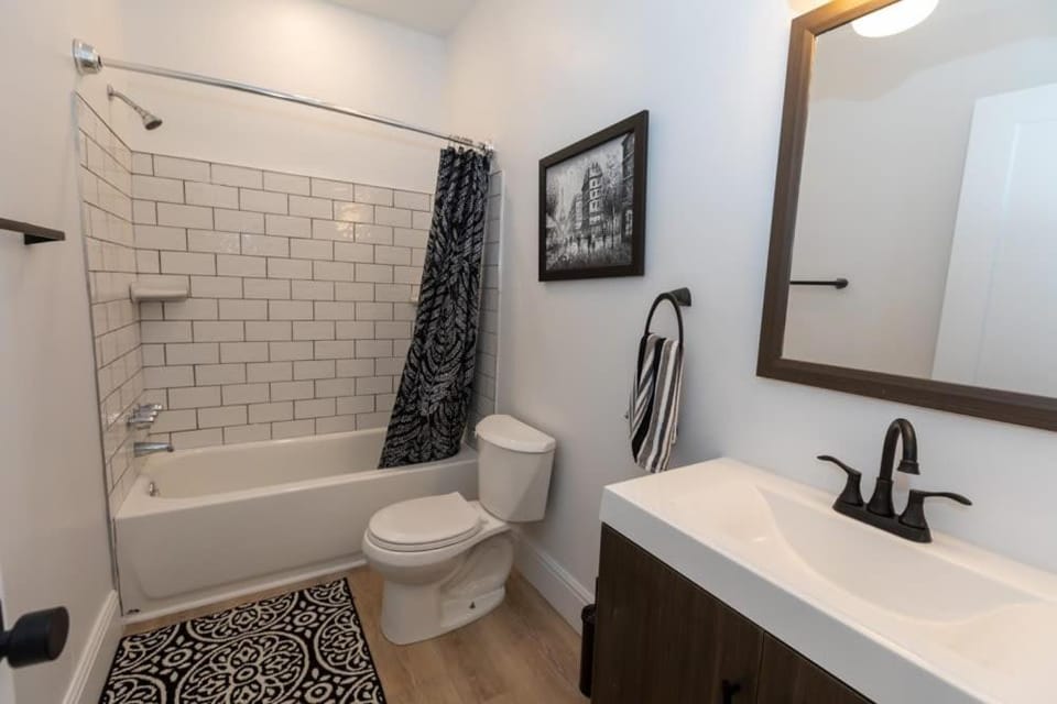 Historic & Sophisticated Walk to Casino Stadiums Apartment in Pittsburgh