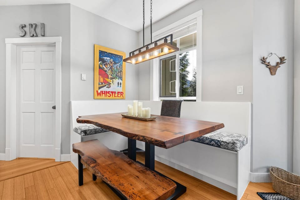2BR in Granite Court, Village Location, Gas Fireplace, Mudroom, Secure Parking House in Whistler