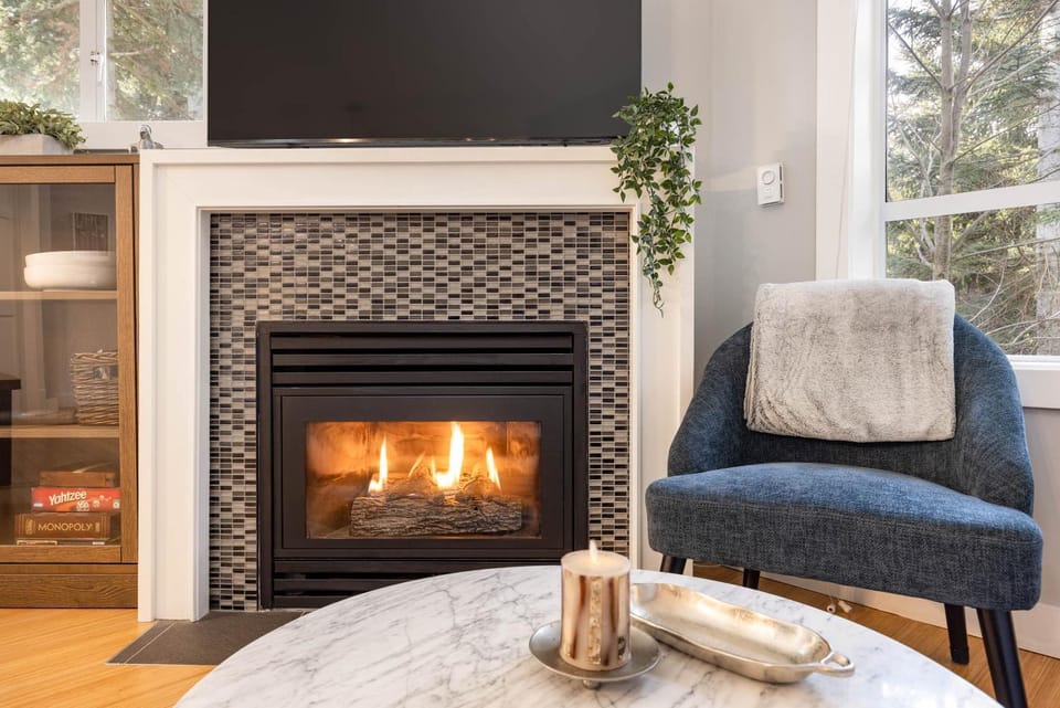 2BR in Granite Court, Village Location, Gas Fireplace, Mudroom, Secure Parking House in Whistler