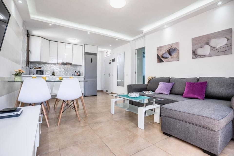 Kitchen or kitchenette, Seating area, Dining area, minibar, stove