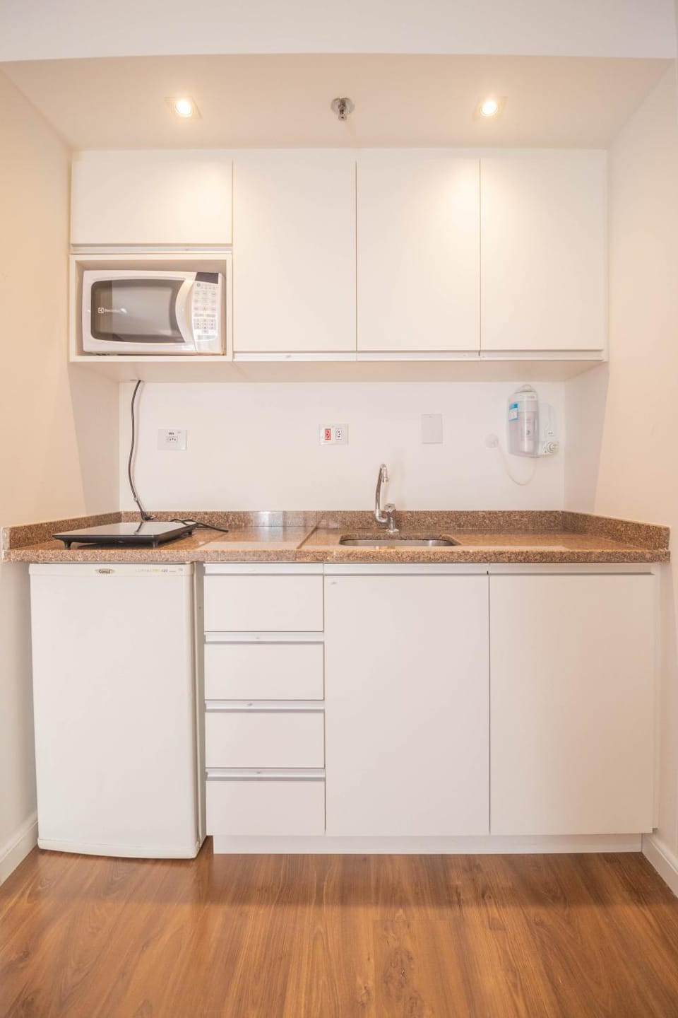 Kitchen or kitchenette, locker, microwave, minibar, stove