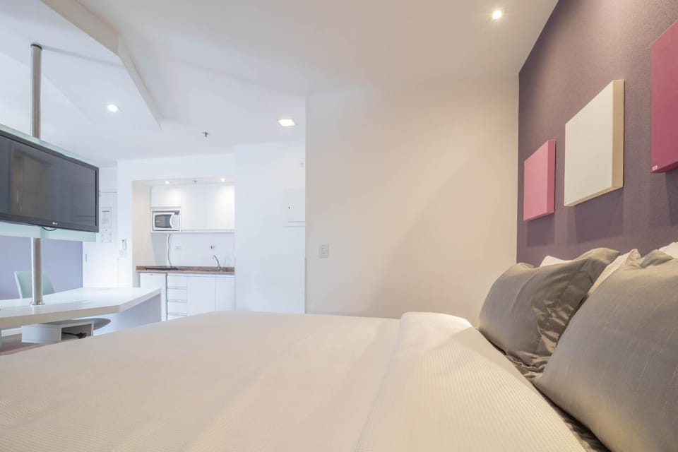 Bed, TV and multimedia, Decorative detail, Bedroom