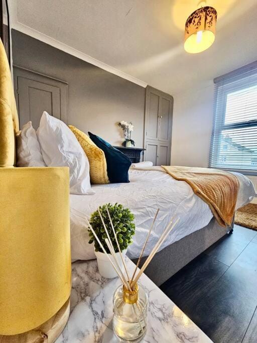 4 bedroom Hse close to Riverside Apartment in Gravesend