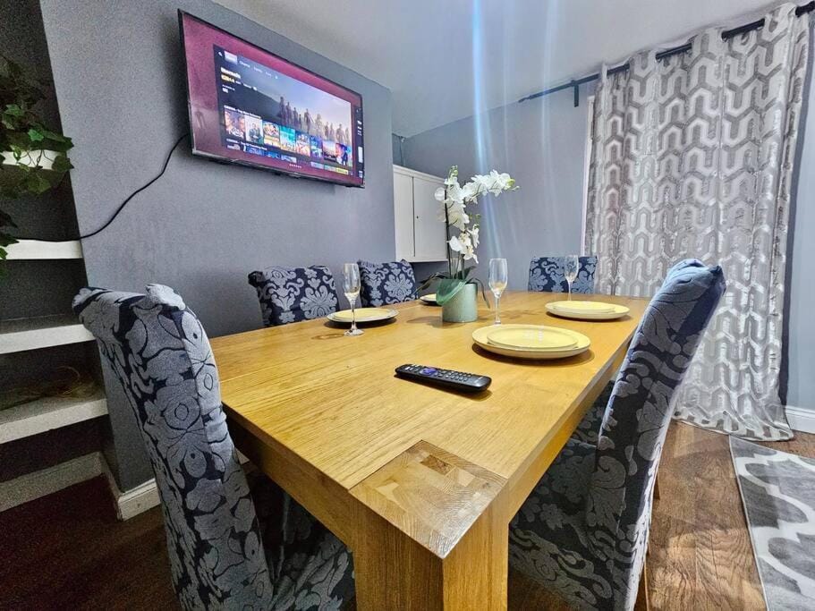 4 bedroom Hse close to Riverside Apartment in Gravesend