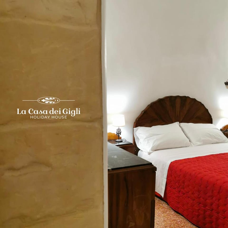 Bed, Photo of the whole room, Bedroom, Text overlay