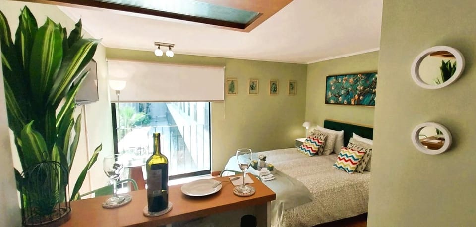 Property building, Bed, TV and multimedia, Photo of the whole room, Seating area, Bedroom, internet