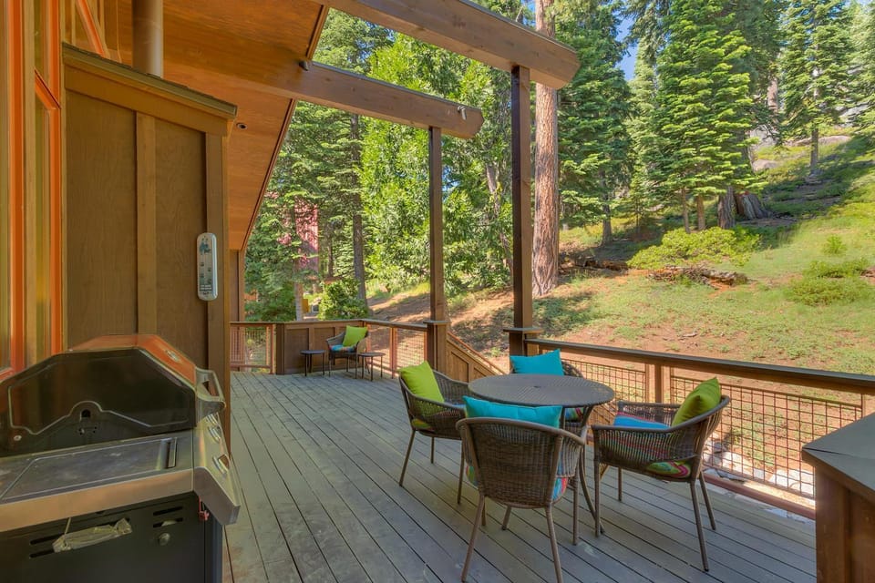 Fairway Favorite - Walk to Tahoe City Shops, Dining & Lake - Pet Friendly House in Tahoe City