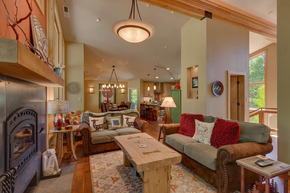 Fairway Favorite - Walk to Tahoe City Shops, Dining & Lake - Pet Friendly House in Tahoe City
