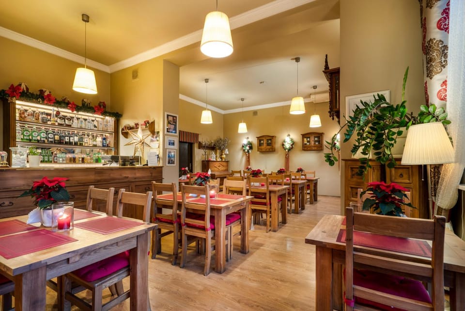 Restaurant/places to eat, Communal lounge/ TV room, Lounge or bar