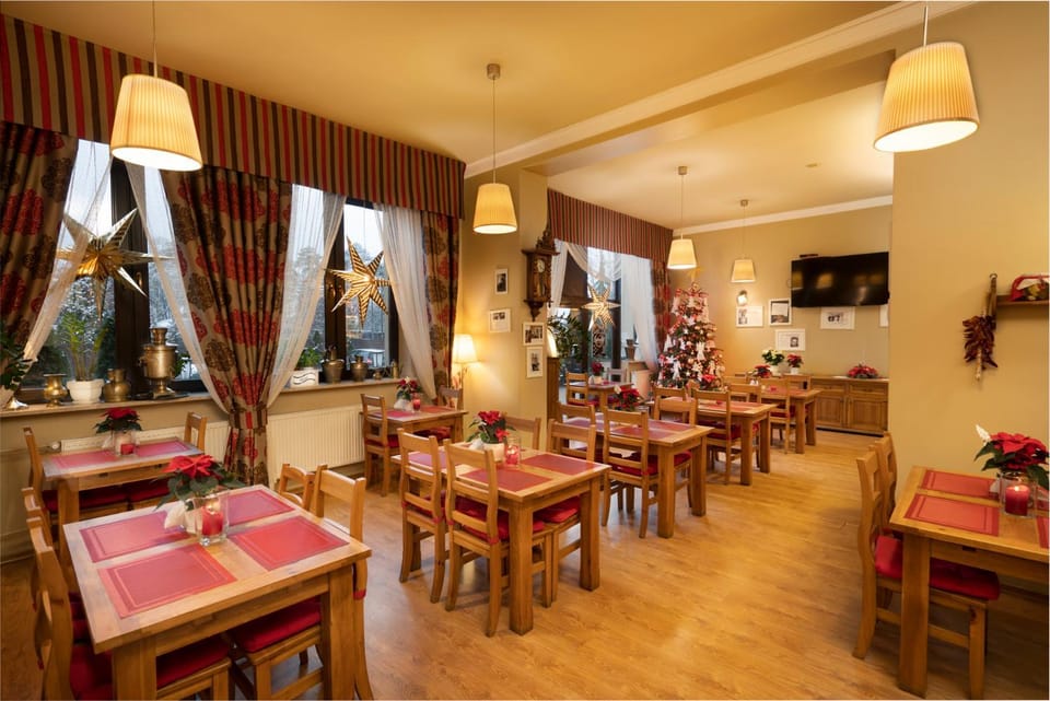 Restaurant/places to eat, Communal lounge/ TV room, Lounge or bar