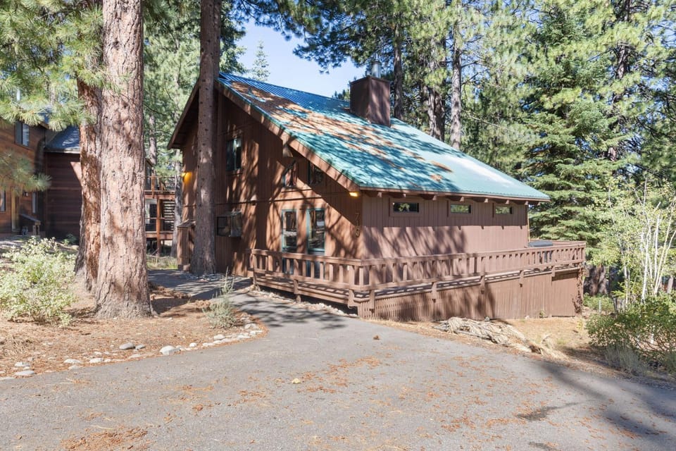 Sleeping Bear Lodge- Remodeled 3BR Cabin- Fireplace- Ski Shuttle- Pet-Friendly Cabin in Sierra Nevada