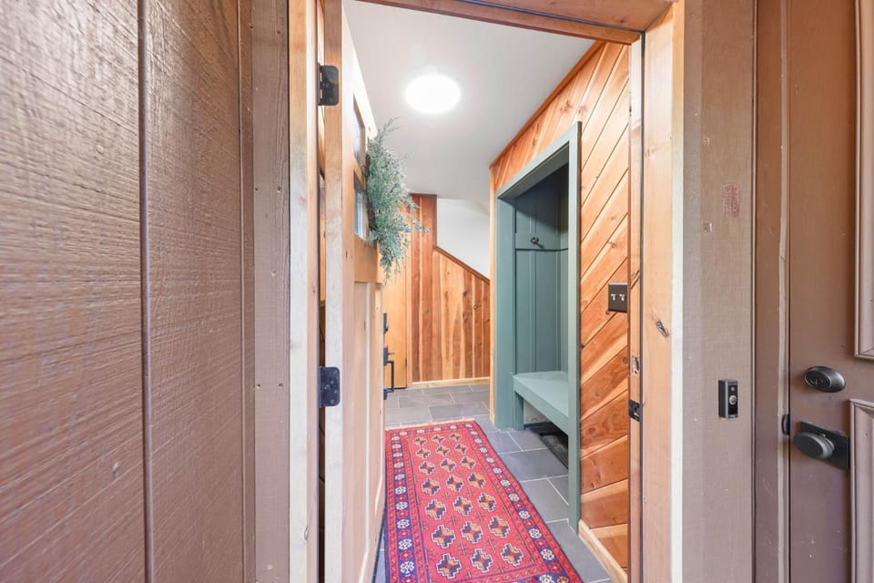 Sleeping Bear Lodge- Remodeled 3BR Cabin- Fireplace- Ski Shuttle- Pet-Friendly Cabin in Sierra Nevada