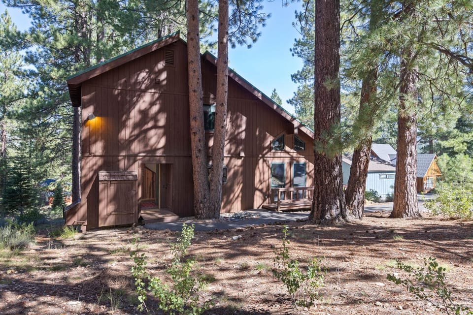 Sleeping Bear Lodge- Remodeled 3BR Cabin- Fireplace- Ski Shuttle- Pet-Friendly Cabin in Sierra Nevada
