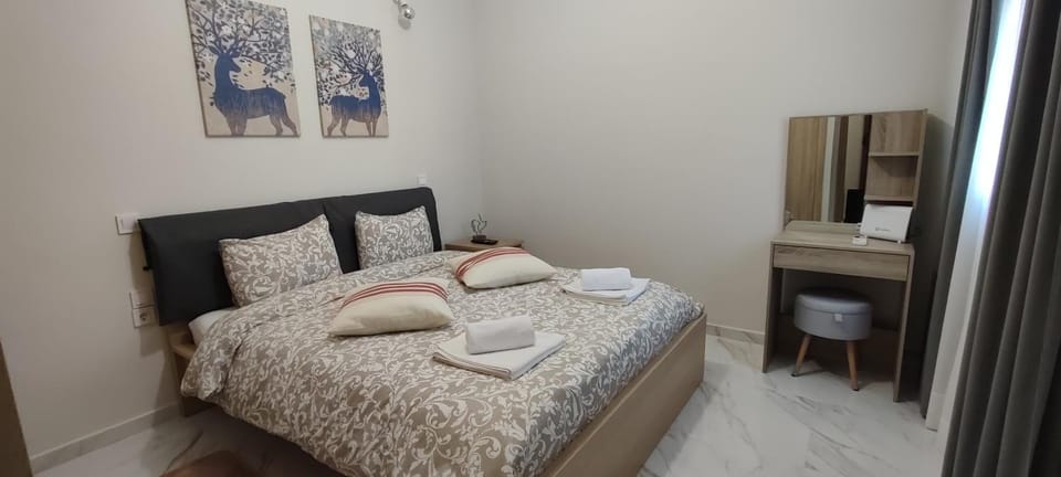 Photo of the whole room, Bedroom