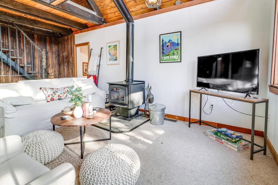 Serene Lakes Cabin w/ Deck: Dog Friendly! Cabin in Sierra Nevada