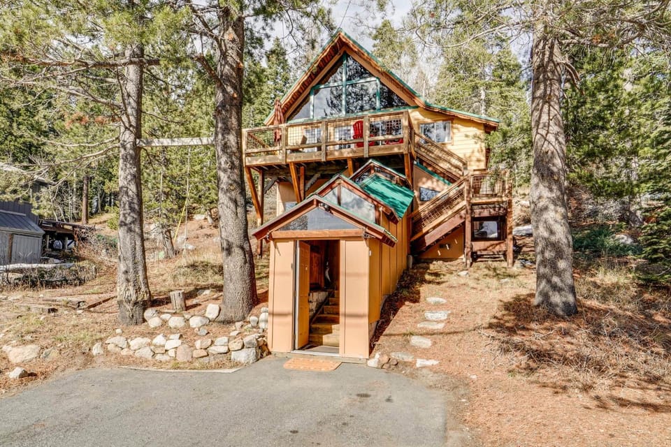 Serene Lakes Cabin w/ Deck: Dog Friendly! Cabin in Sierra Nevada