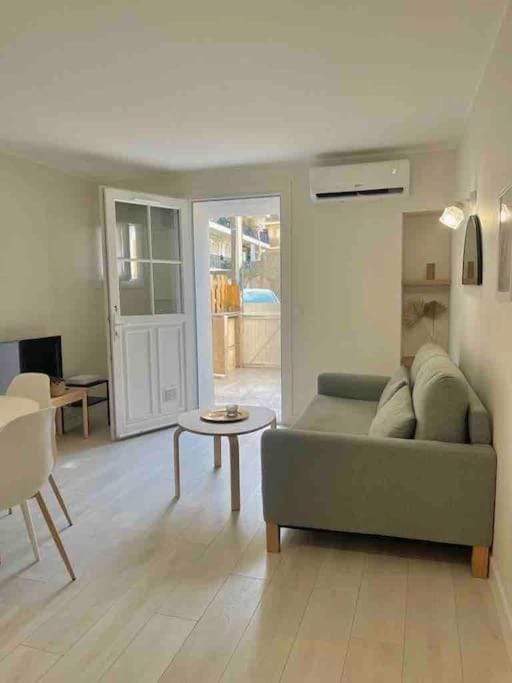 Living room, Seating area, air conditioner