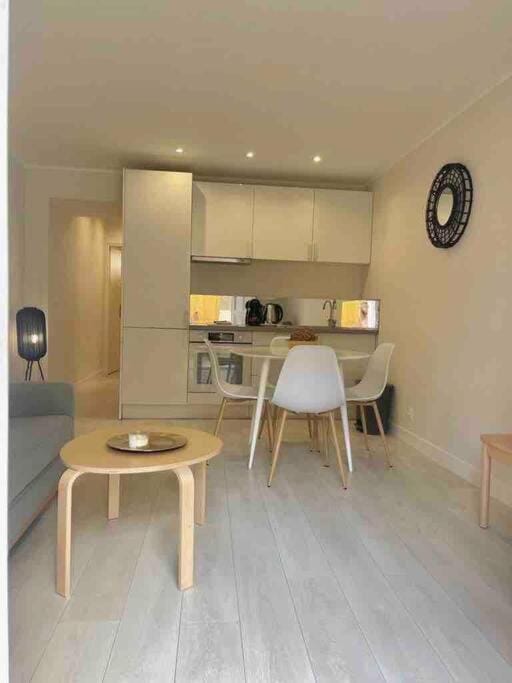 Kitchen or kitchenette, Dining area, oven, stove