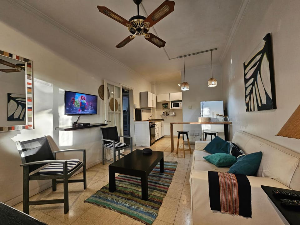 Communal lounge/ TV room, TV and multimedia, Kitchen or kitchenette, Living room, Seating area, fireplace