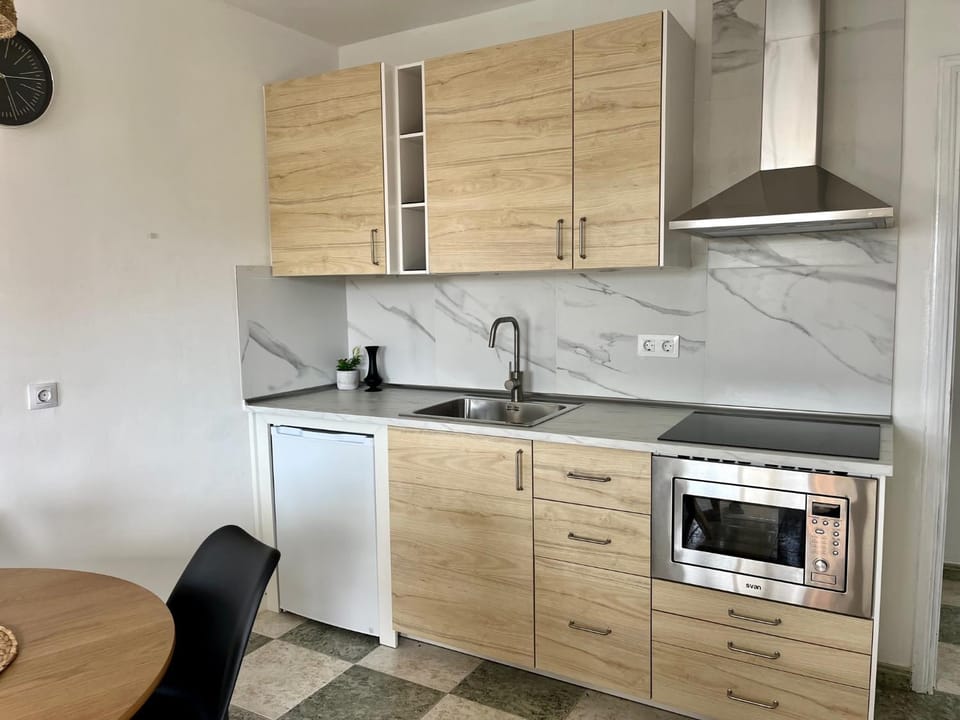 Kitchen or kitchenette, Dining area, minibar, stove