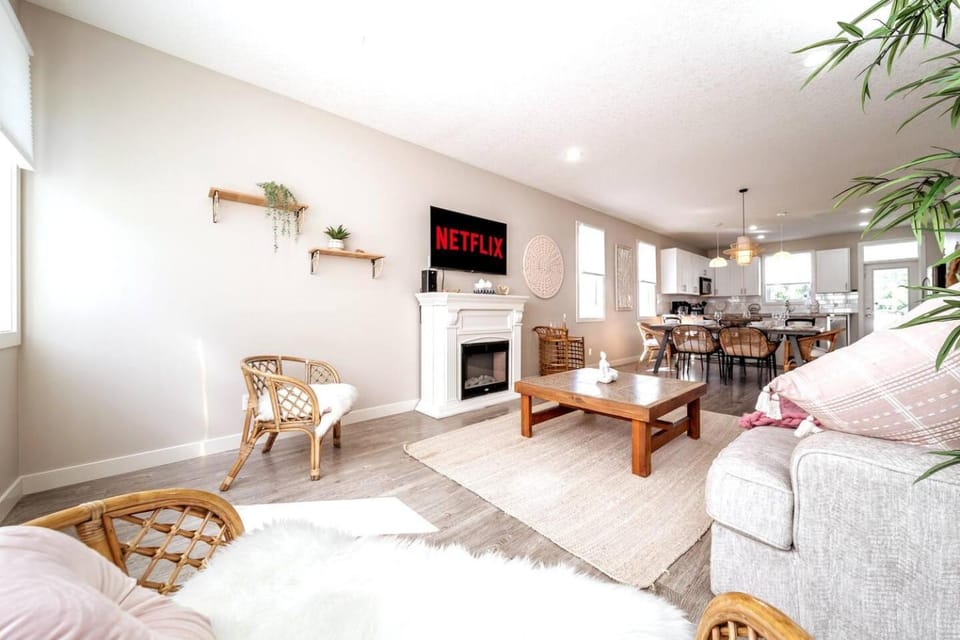 BoHo Vibes - Patio & BBQ - King Bed - Garage Parking House in Edmonton