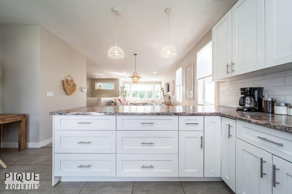 BoHo Vibes - Patio & BBQ - King Bed - Garage Parking House in Edmonton