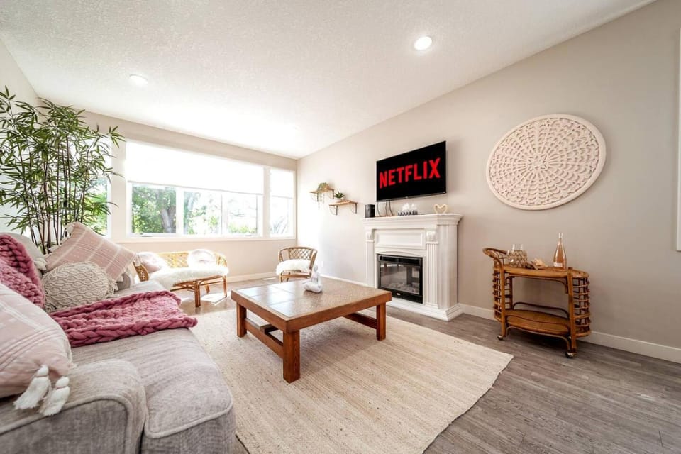 BoHo Vibes - Patio & BBQ - King Bed - Garage Parking House in Edmonton