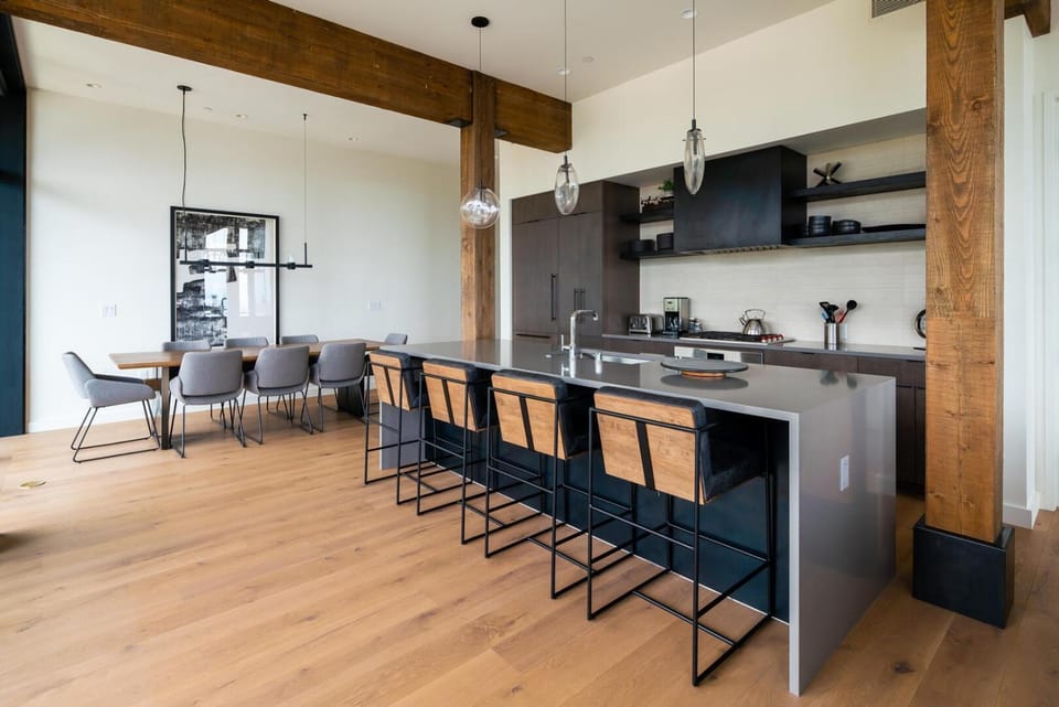 Kitchen or kitchenette, Dining area