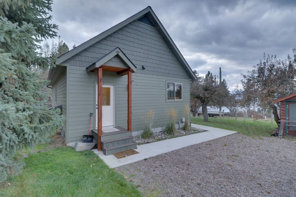 Bigfork Cottage w/ Lake Views: 5 Mi to Downtown House in Woods Bay