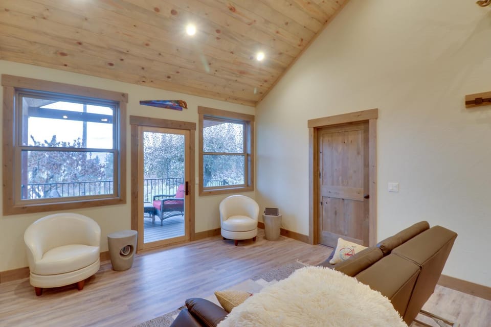 Bigfork Cottage w/ Lake Views: 5 Mi to Downtown House in Woods Bay