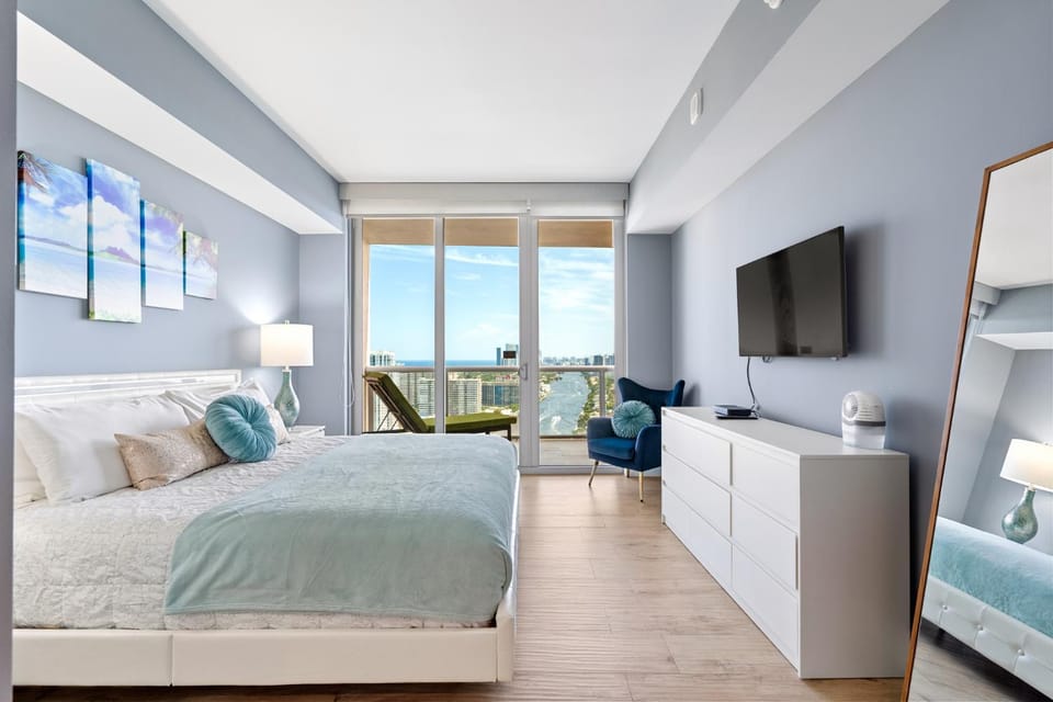 Ocean Views - Pool & Gym - Pet Friendly - Close to Beach Apartment in Hallandale Beach