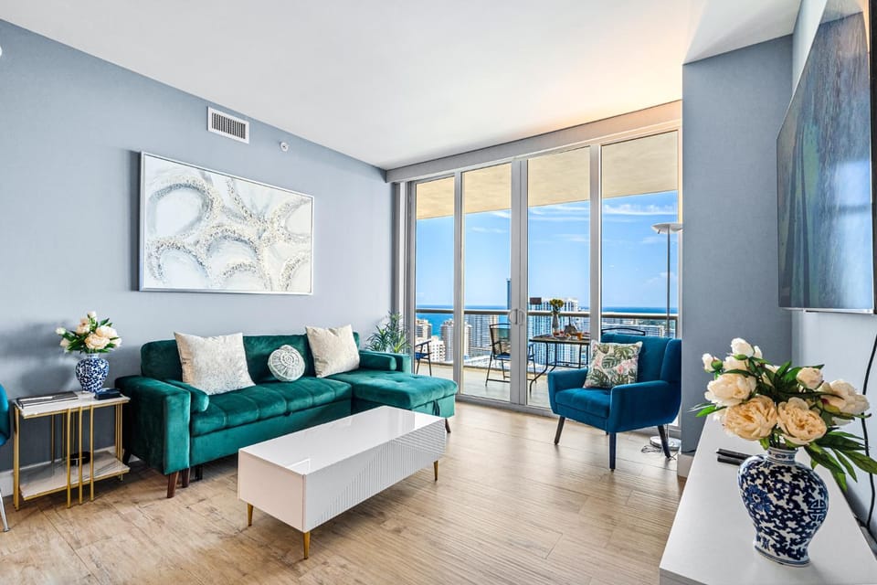 Ocean Views - Pool & Gym - Pet Friendly - Close to Beach Apartment in Hallandale Beach