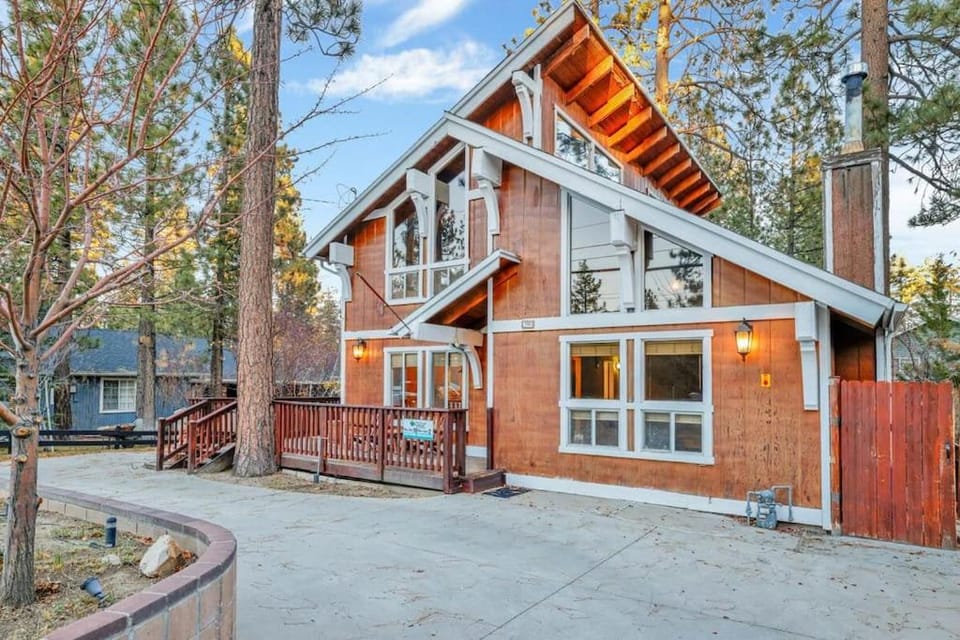 The Cozy Castle at Big Bear- Games House in Big Bear