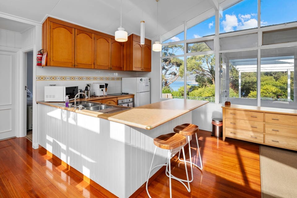 Kitchen or kitchenette, Dining area, dishwasher, stove