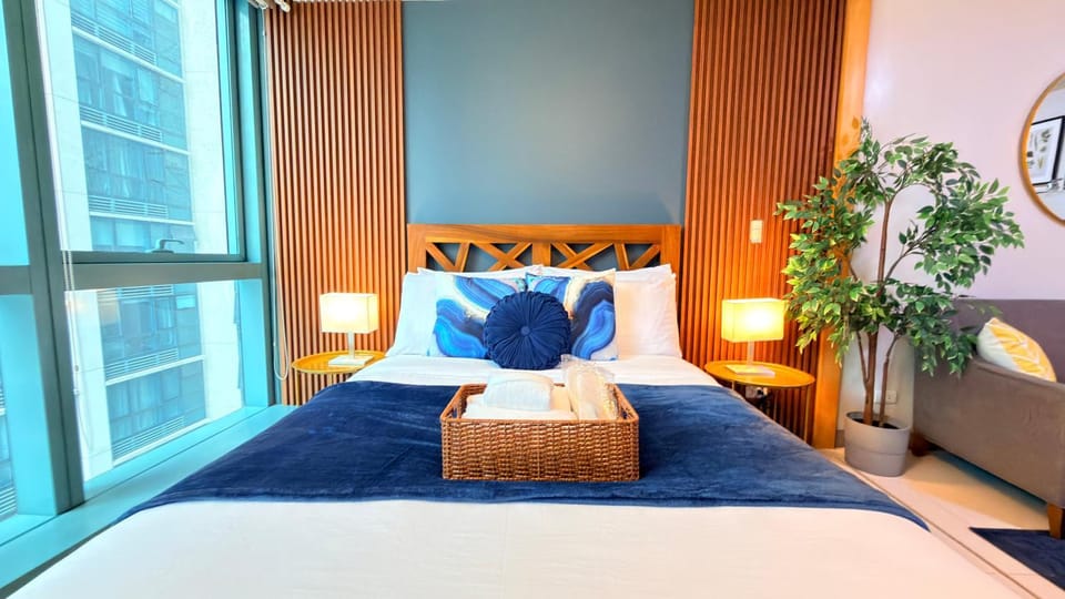 Bed, View (from property/room), Decorative detail, Bedroom, towels