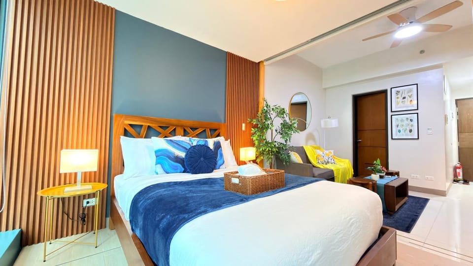 Bed, Living room, Decorative detail, Bedroom, towels