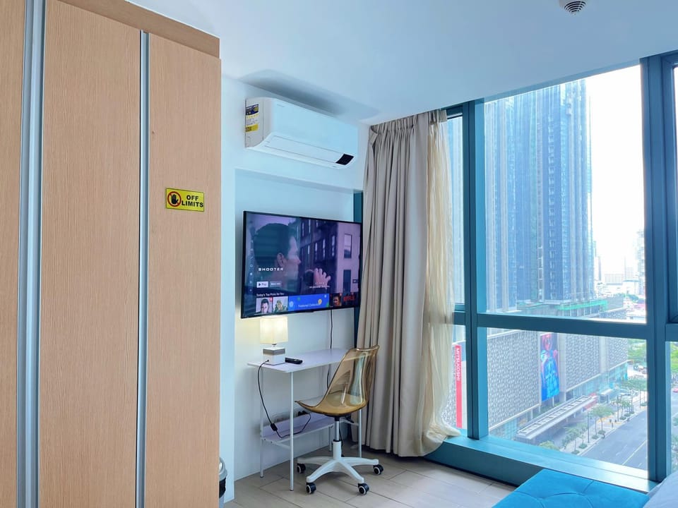 TV and multimedia, Bedroom, City view, wardrobe, air conditioner
