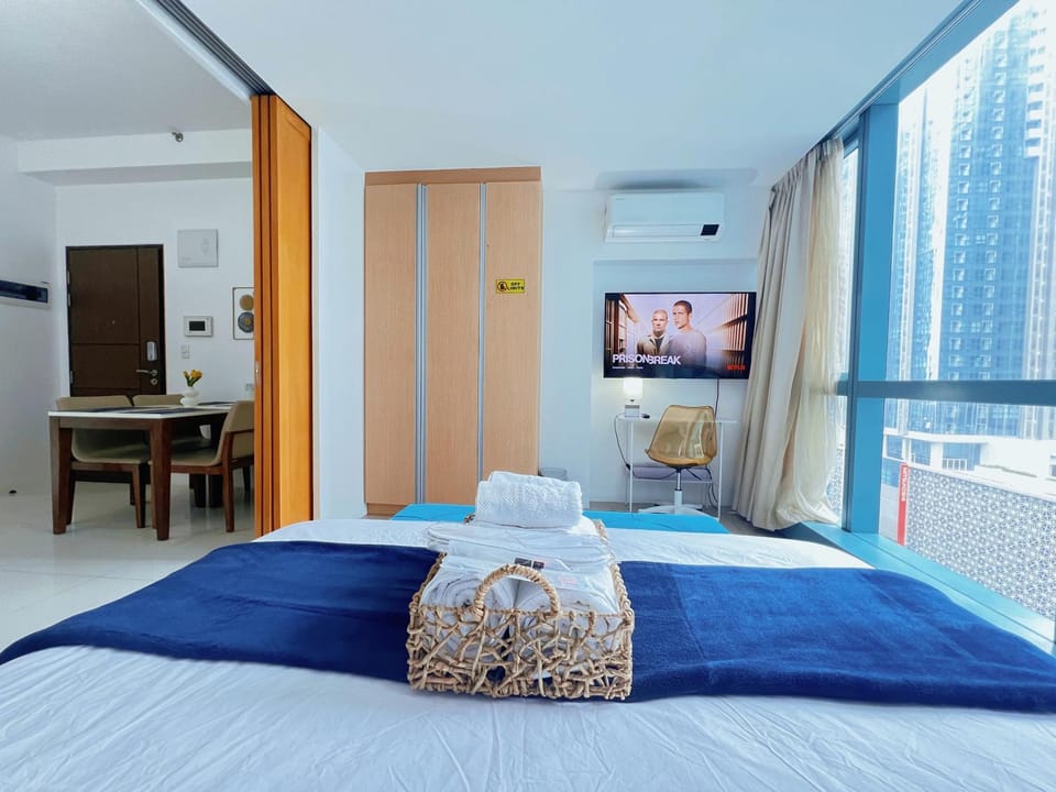 Bed, TV and multimedia, View (from property/room), Bedroom, City view, towels, air conditioner