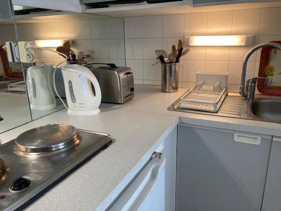 T2 climatisé avec parking, centre-ville Le Lavandou - FR-1-308-184 Apartment in Le Lavandou