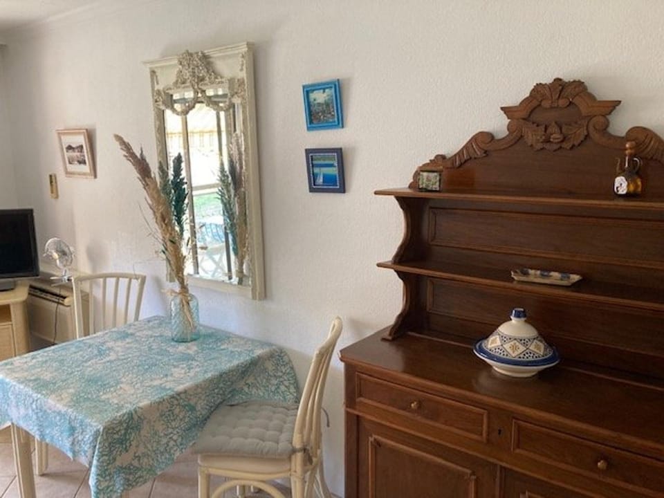 T2 climatisé avec parking, centre-ville Le Lavandou - FR-1-308-184 Apartment in Le Lavandou