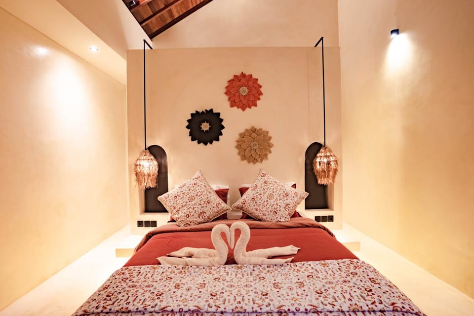 Bed, Bedroom, towels