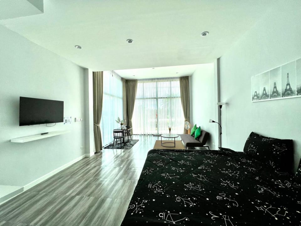 Photo of the whole room, Bedroom