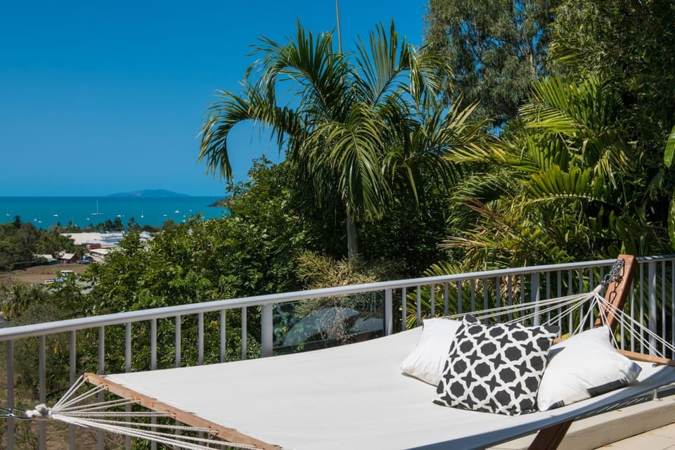 Picture Perfect On Azure Villa in Airlie Beach