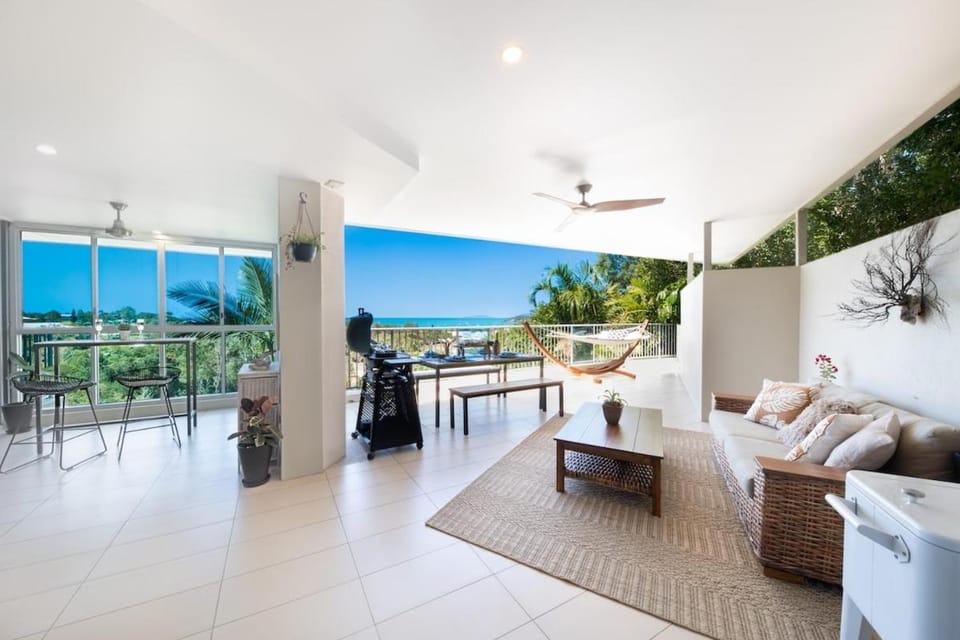 Picture Perfect On Azure Villa in Airlie Beach