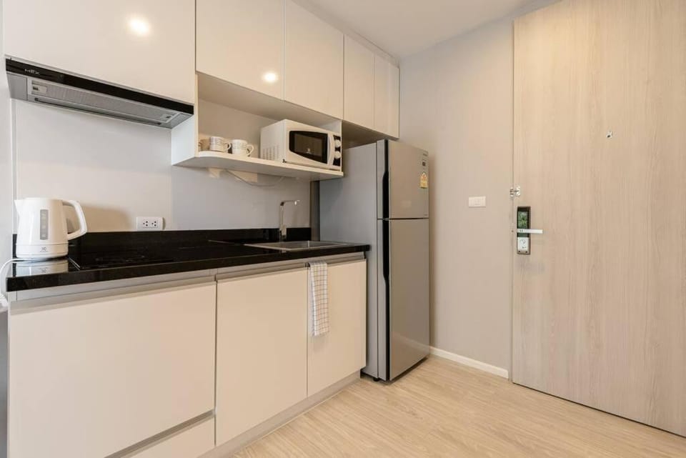 Coffee/tea facilities, Kitchen or kitchenette, stove