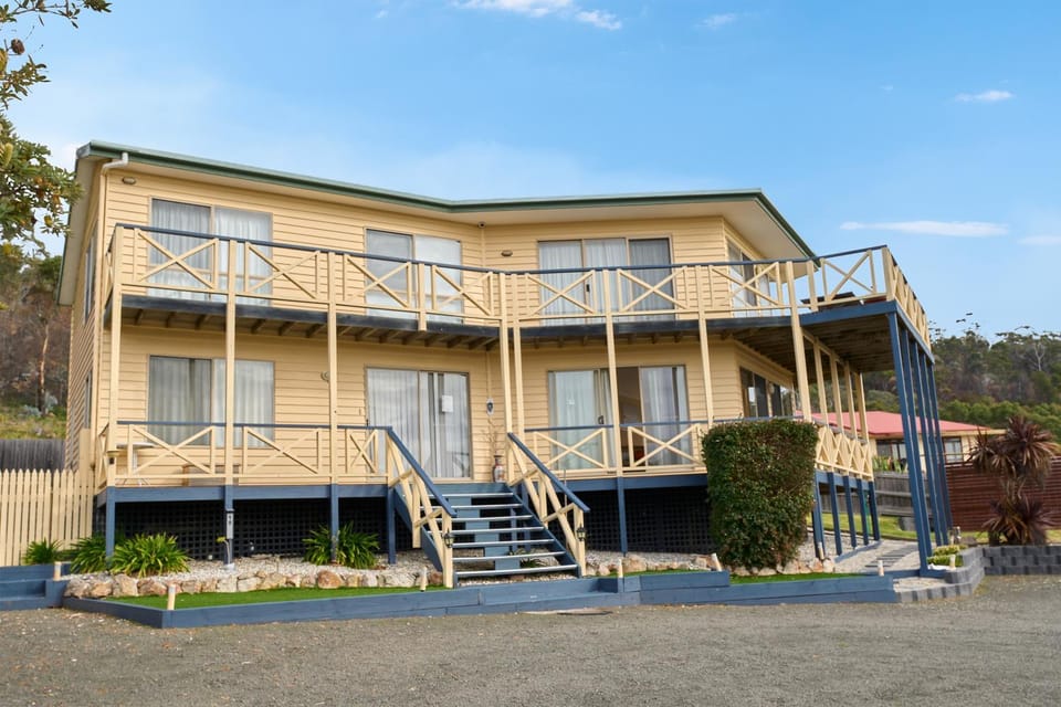 Facade/entrance, Day, Garden, Garden, Balcony/Terrace, Balcony/Terrace, Parking