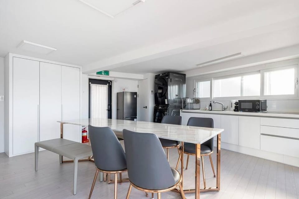 Kitchen or kitchenette, Living room, Seating area, Dining area